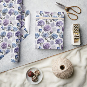 Lavendel- und blaue Rosen auf einem bewölkten Grau Geschenkpapier