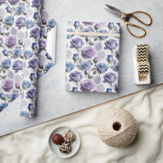 Lavendel- und blaue Rosen auf einem bewölkten Grau Geschenkpapier
