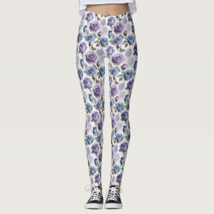 Lavendel und blaue Rosen auf einem bewölkten Grau Leggings