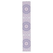 Lavendel- und Flieder-Mandala-Muster Großer Tischläufer (Vorderseite)