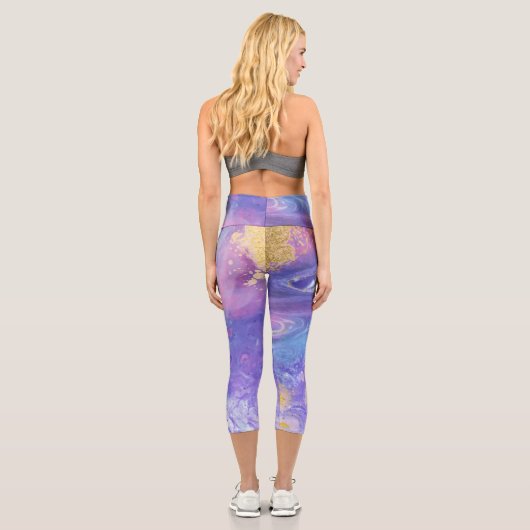 Lavendel und Gold Fluid Abstrakt Capri Leggings (Rückseite)