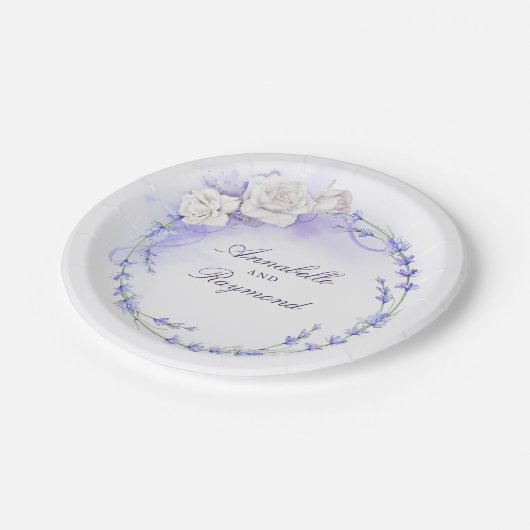 Lavendel und Kranz der weißen Blume Pappteller (Schrägansicht)