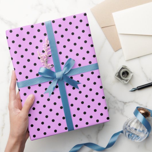 Lavendel und schwarze Tupfen Geschenkpapier (Schenken)