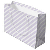 Lavendel und weißes, diagonal gestreiftes Muster Große Geschenktüte (Rückseite Schrägansicht)