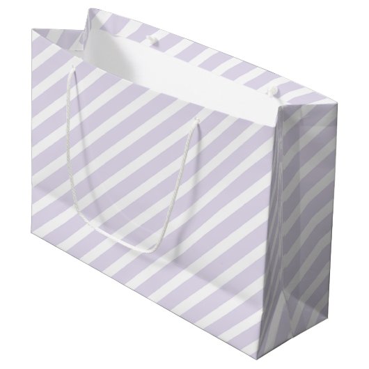 Lavendel und weißes, diagonal gestreiftes Muster Große Geschenktüte (Vorderseite Schrägansicht)