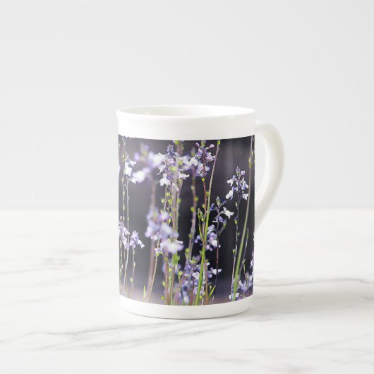 Lavendel-Wildblumen Porzellantasse (Vorderseite Rechts)