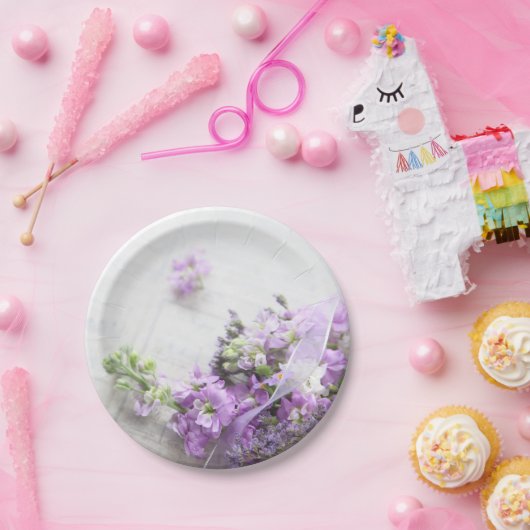 Lavendelfarbene Blume auf alter Musik Pappteller (Party)