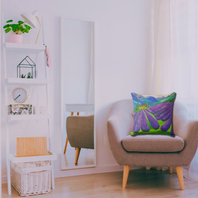 Lavendelfelder vor den Bergen Kissen (Von Creator hochgeladen)