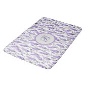 Lavendelwiesen-Monogramm  Badematte (Schrägansicht)