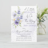 Lavender Boho Eine kleine Wildblume Babydusche Einladung (Stehend Vorderseite)