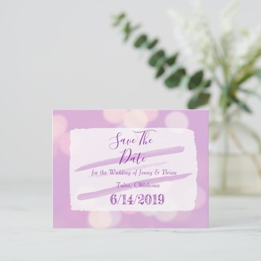 Lavender Bokeh Wedding Save the Date Postkarte (Stehend Vorderseite)