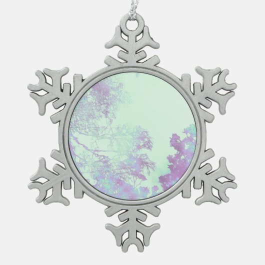 Lavender Broadleaf Mist Schneeflocken Zinn-Ornament (Vorderseite)