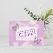 Lavender Butterflies Wedding RSVP Einladung (Stehend Vorderseite)