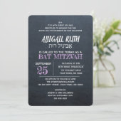 Lavender Chalkboard Hebrew Name Bat Mitzvah Einladung (Stehend Vorderseite)