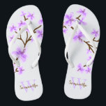 Lavender Cherry Blüten Mit Monogramm Badesandalen<br><div class="desc">Schöne und süße Kirschblüten oder Sakura-Blume sind perfekt für Frühling,  Sommer,  sowie für Braut,  Brautmädchen,  Brautmutter,  Bräutigam,  Trauzeugin,  Blume Mädchen Geschenke,  und vieles mehr!</div>