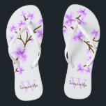 Lavender Cherry Blüten Mit Monogramm Badesandalen<br><div class="desc">Schöne und süße Kirschblüten oder Sakura-Blume sind perfekt für Frühling,  Sommer,  sowie für Braut,  Brautmädchen,  Brautmutter,  Bräutigam,  Trauzeugin,  Blume Mädchen Geschenke,  und vieles mehr!</div>