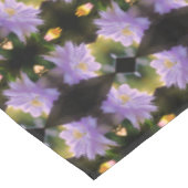 Lavender Clematis Blume in Trellis Abstrakt Tischdecke (Schrägansicht)