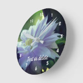 Lavender Clematis Flower Nestled In Trellis   Runde Wanduhr (Winkel)