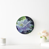 Lavender Clematis Flower Nestled In Trellis   Runde Wanduhr (Zuhause)