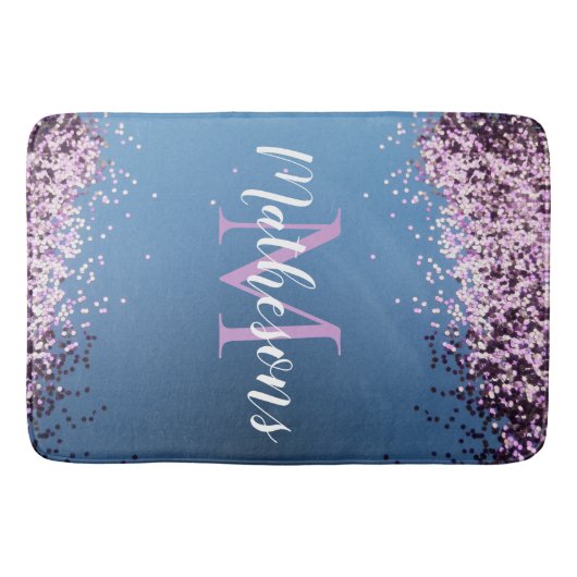 Lavender Confetti auf Blue Monogram Name Fun Badematte (Vorderseite)