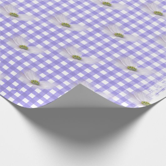 Lavender Cosmos Blume über Gingham Geschenkpapier (Ecke)