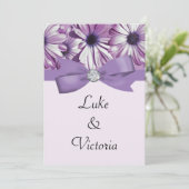 Lavender Daisies Bow & Ribbon Wedding Einladung (Stehend Vorderseite)