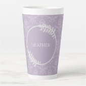 Lavender Elegant Damask Personalisierte Latte-Tass Milchtasse (Vorderseite)