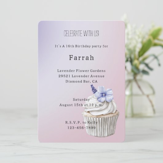 Lavender Flower Cupcake Birthday Einladung (Stehend Vorderseite)