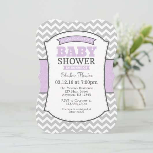 Lavender Gray Zickzack Baby Dusche Einladung (Stehend Vorderseite)