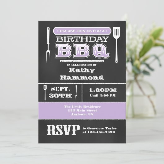 Lavender GRILLEN Birthday Chalkboard Einladung (Stehend Vorderseite)