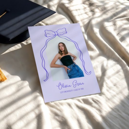 Lavender Hand Drawn Bow Arch Foto Abschluss Einladung