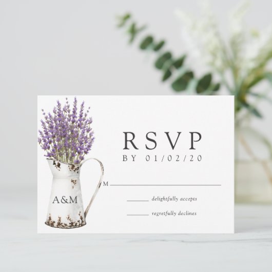 Lavender Hütte Chic Wedding RSVP Karte (Stehend Vorderseite)