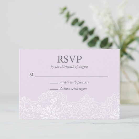 Lavender Lace Wedding RSVP Card Karte (Stehend Vorderseite)
