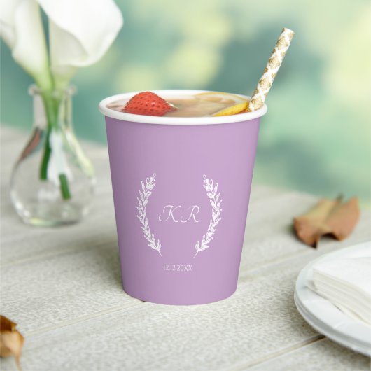 Lavender Lila Blumenkraut Monogram Wedding Pappbecher (In Situ)