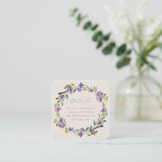 Lavender Lila botanischer Kranz QR Code Hochzeit Begleitkarte (Stehend Vorderseite)