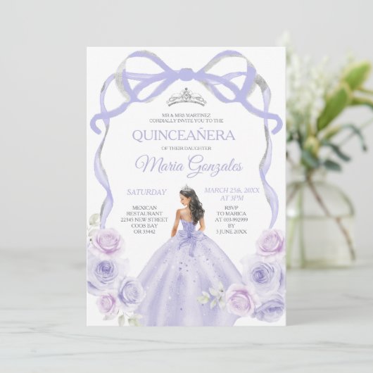 Lavender Lila Bow Princess Silver Quinceañera Einladung (Stehend Vorderseite)