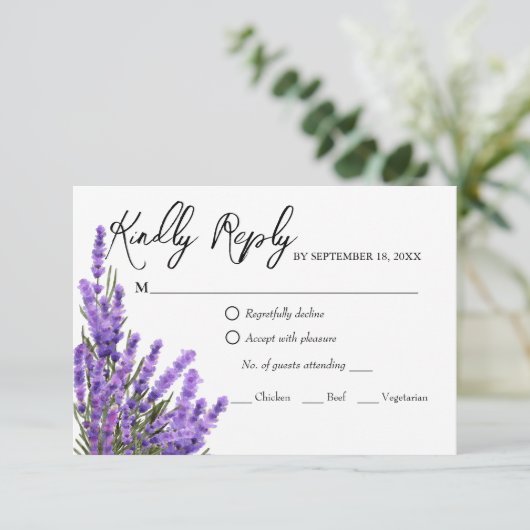 Lavender Lila Florals Wedding RSVP Card Karte (Stehend Vorderseite)
