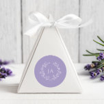 Lavender Monogram Wedding Runder Aufkleber<br><div class="desc">Siegel deine Einladungen und drücke Dankbarkeit mit unseren Lavendel Monogram Wedding Stickers aus. Diese Aufkleber sind perfekt für Umschlag Aufkleber oder Liebesetiketten geeignet und zeichnen sich durch ihre monografische und klassische Eleganz aus. Sie verleihen Ihrem Hochzeitsgeschenk eine Touch der Eleganz.</div>