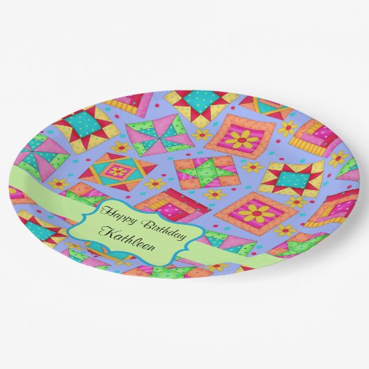 Lavender Patchwork Quilt Blockname Happy Birthday Pappteller (Schrägansicht)