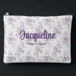 Lavender Romantic Floral Wedding Party Zubehörtasche<br><div class="desc">Kleine Blüten, großer Charme. Dieser hübsche Reißverschluss-Beutel ist mit einem romantischen Blumendruck aus Lavendel mit einer süss-script-Personalisierung ausgestattet. Ideal für Schönheitsprodukte, Bachelorette-Wochenendessentials oder als Teil eines koordinierten Set für Brautjungfrau. Es stehen auch passende Taschen, Geschirrtücher und Handtücher für Wellness-Center und Strand zur Verfügung. | Klicken Sie auf "Dieses Design personalisieren",...</div>