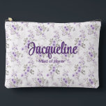 Lavender Romantic Floral Wedding Party Zubehörtasche<br><div class="desc">Kleine Blüten, großer Charme. Dieser hübsche Reißverschluss-Beutel ist mit einem romantischen Blumendruck aus Lavendel mit einer süss-script-Personalisierung ausgestattet. Ideal für Schönheitsprodukte, Bachelorette-Wochenendessentials oder als Teil eines koordinierten Set für Brautjungfrau. Es stehen auch passende Taschen, Geschirrtücher und Handtücher für Wellness-Center und Strand zur Verfügung. | Klicken Sie auf "Dieses Design personalisieren",...</div>