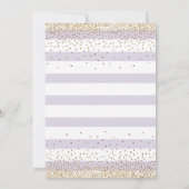 Lavender Stripes Gold Confetti Script Baby Dusche Einladung (Rückseite)