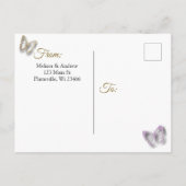 Lavender und Gold Butterfly Save the Dates Wedding Ankündigungspostkarte (Rückseite)