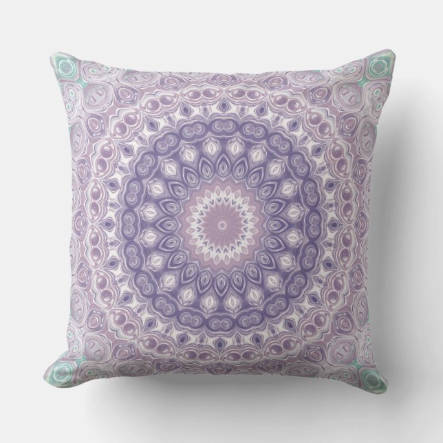 Lavender und Lilac Mandala Pattern Kissen (Vorderseite)
