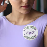 Lavender violet eucalyptus name script button<br><div class="desc">Ein schick weißer Hintergrund. Mit Lavendel dekoriert,  Blume mit violetten Blumen und eine Aquarellpflanze mit Eukalyptus. Personalisieren und einen Namen hinzufügen.</div>