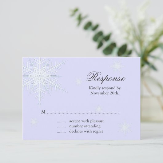 Lavender Winter Snowflake Wedding RSVP (Stehend Vorderseite)