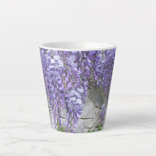 LAVENDER WISTERIA "DRIPPING" GEGEN STEINWAND MILCHTASSE