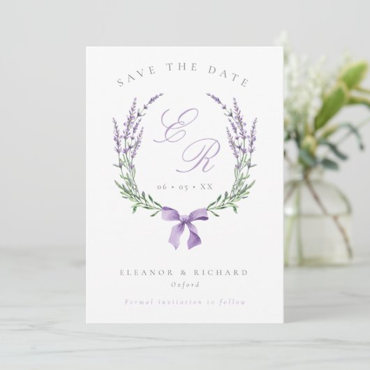 Lavender Wreath & Bow Monogram Wedding Foto Save The Date (Stehend Vorderseite)
