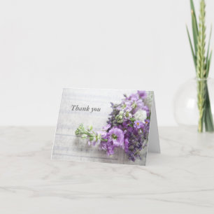 lavenderfarbene Blume auf der alten Musik danke