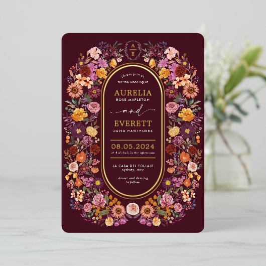 Lavish Burgundy Wildblumen Monogram Wappen Wedding Folieneinladung (Stehend vorne)